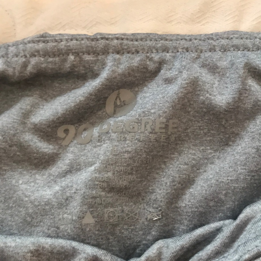 Women’s grey cropped leggings.